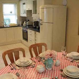 Luxury Townhouse -Free Private Parking- 2 Bedrooms Both En-Suite -Sleeps 5 - Fully Equipped Kitchen, Dining Room- Living Room With Tv Dvd Outside Courtyard With Seating - Fast Wi-Fi- 2-Minute Walk To Town Centre Killarney