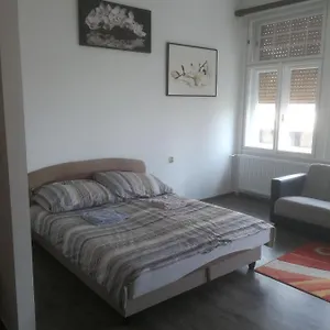 Daire Next Door, Budapeşte